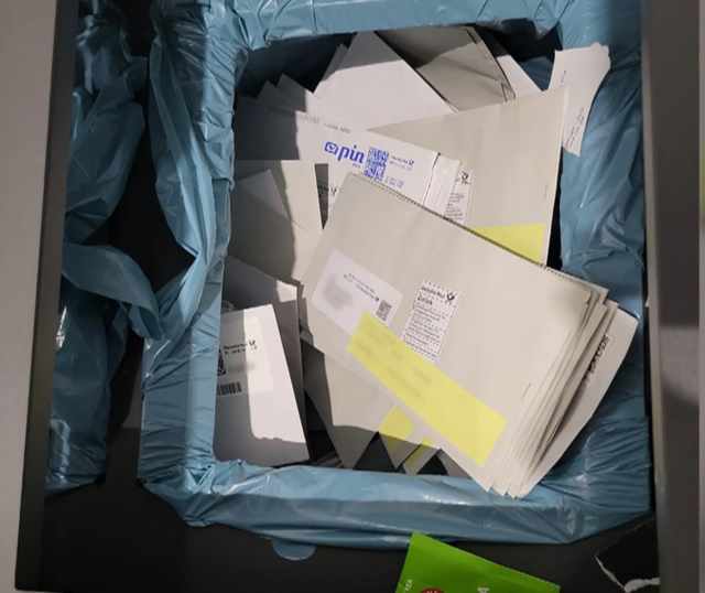 Papierkorb mit Einwurfeinschreiben