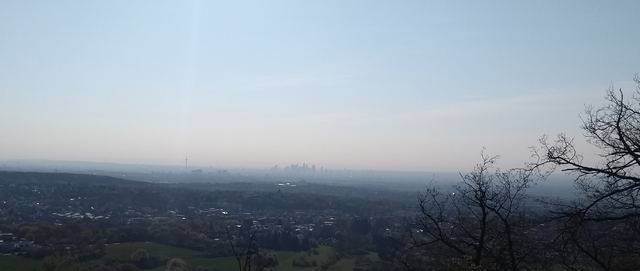 Skyline Frankfurt im Morgendunst (28.4.2021)