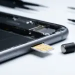 iPhone Air: Techniker bauen SIM-Karten-Schacht nach